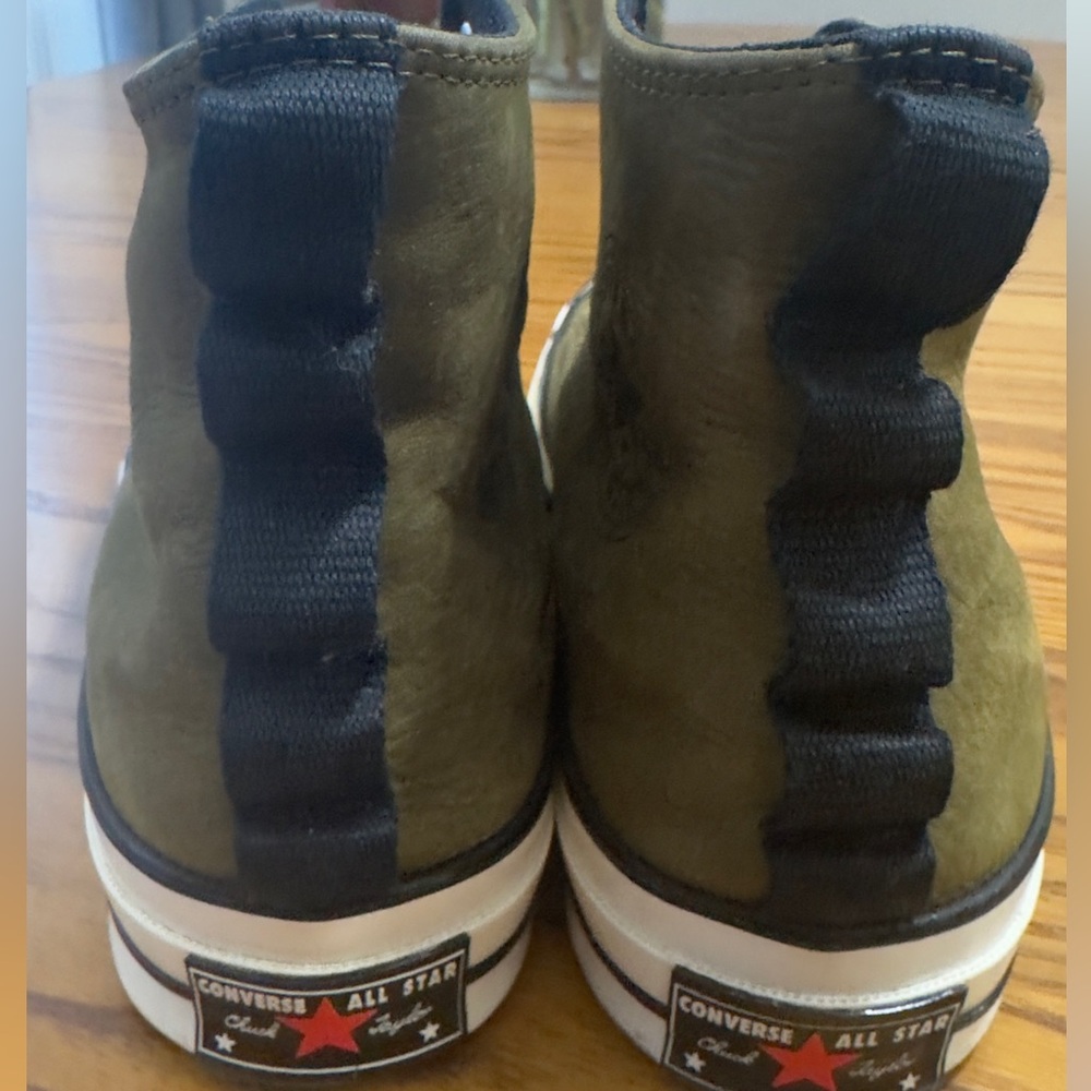 ConverseChuck Taylor 70 (no shoe laces) men’s 8 women’s 10 (shoe13)